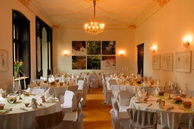 Ein Restaurant oder anderes Speiselokal in der Unterkunft Romantik Hotel Schloss Reichenow