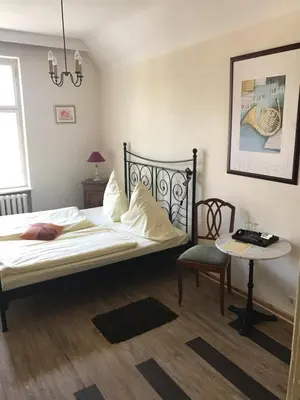 Ein Bett oder Betten in einem Zimmer der Unterkunft Bahnhofshotel Die Neue Bühne