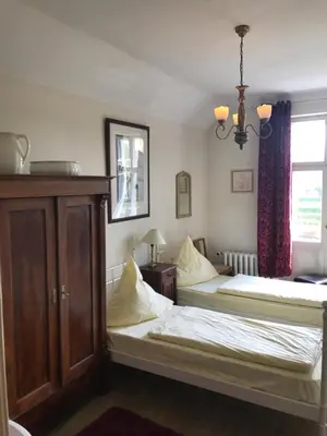Ein Bett oder Betten in einem Zimmer der Unterkunft Bahnhofshotel Die Neue Bühne