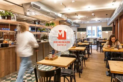 Ein Restaurant oder anderes Speiselokal in der Unterkunft MEININGER Hotel Berlin Mitte