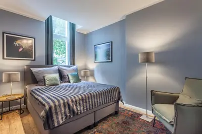 Ein Bett oder Betten in einem Zimmer der Unterkunft The Paul II - stylish & central 3 BR apartment, group & family friendly, 4- 6 Guests