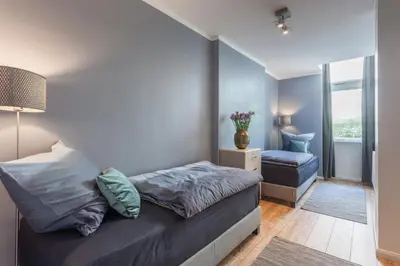 Ein Bett oder Betten in einem Zimmer der Unterkunft The Paul II - stylish & central 3 BR apartment, group & family friendly, 4- 6 Guests