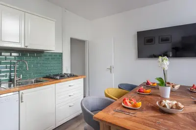 Küche/Küchenzeile in der Unterkunft The Paul II - stylish & central 3 BR apartment, group & family friendly, 4- 6 Guests