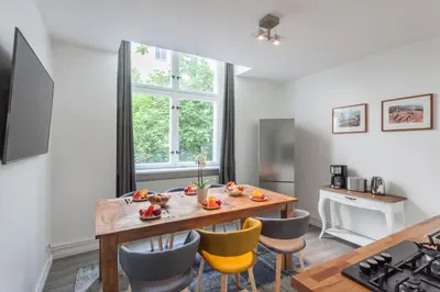 Küche/Küchenzeile in der Unterkunft The Paul II - stylish & central 3 BR apartment, group & family friendly, 4- 6 Guests
