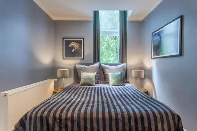 Ein Bett oder Betten in einem Zimmer der Unterkunft The Paul II - stylish & central 3 BR apartment, group & family friendly, 4- 6 Guests