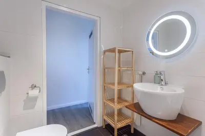 Ein Badezimmer in der Unterkunft The Paul II - stylish & central 3 BR apartment, group & family friendly, 4- 6 Guests