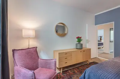 Ein Bett oder Betten in einem Zimmer der Unterkunft The Paul II - stylish & central 3 BR apartment, group & family friendly, 4- 6 Guests