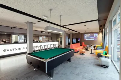 Ein Billardtisch in der Unterkunft a&o Berlin Hauptbahnhof