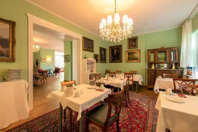 Ein Restaurant oder anderes Speiselokal in der Unterkunft Hotel & Restaurant Raueneck
