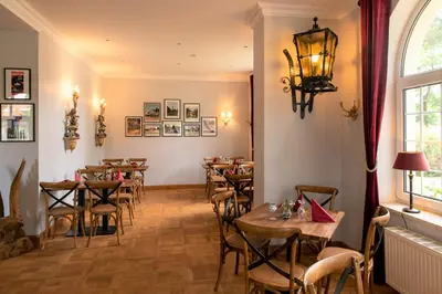 Ein Restaurant oder anderes Speiselokal in der Unterkunft Hotel & Restaurant Raueneck