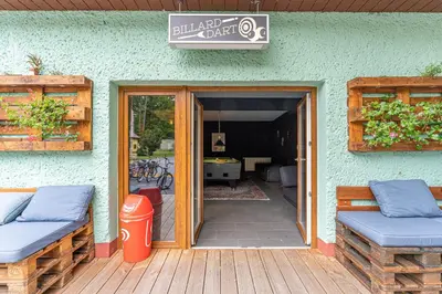 Ein Sitzbereich in der Unterkunft Natura Ferienpark - Bungalows am Grimnitzsee Schorfheide