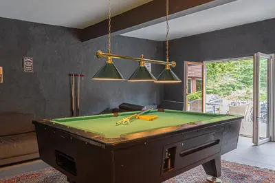 Ein Billardtisch in der Unterkunft Natura Ferienpark - Bungalows am Grimnitzsee Schorfheide
