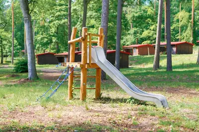 Ein Kinderspielbereich in der Unterkunft Natura Ferienpark - Bungalows am Grimnitzsee Schorfheide