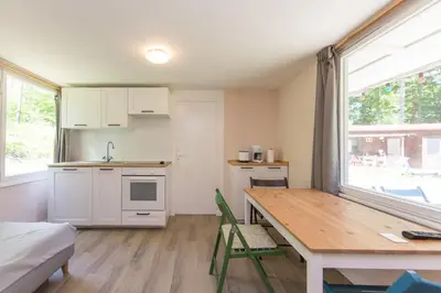 Küche/Küchenzeile in der Unterkunft Natura Ferienpark - Bungalows am Grimnitzsee Schorfheide