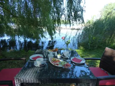 Blick auf einen Fluss in der Nähe der Pension