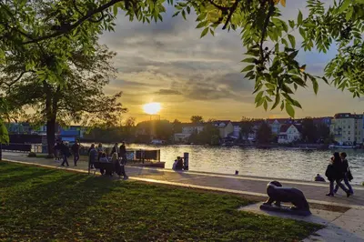 Blick auf einen Fluss in der Nähe des Hotels
