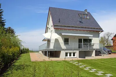 Das Gebäude in dem sich das Ferienhaus befindet