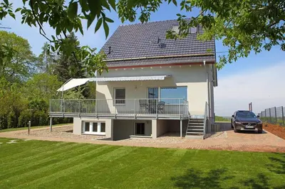 Das Gebäude in dem sich das Ferienhaus befindet