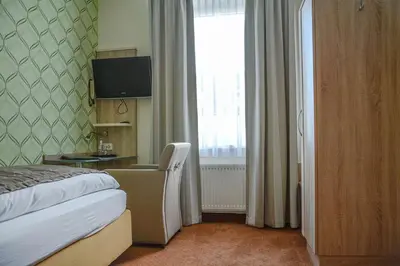 Ein Bett oder Betten in einem Zimmer der Unterkunft Hotel zur Insel