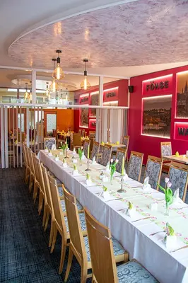 Ein Restaurant oder anderes Speiselokal in der Unterkunft Hotel zur Insel