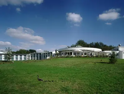 Ein Garten an der Unterkunft Seehotel Luisenhof