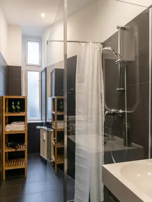 Ein Badezimmer in der Unterkunft Apartment Berlin Kaiser-Friedrich-Straße
