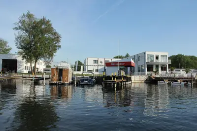 Blick auf einen Fluss in der Nähe der Pension