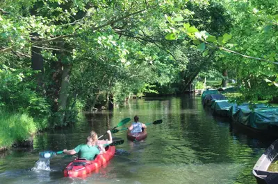 Blick auf einen Fluss in der Nähe des Ferienhauses