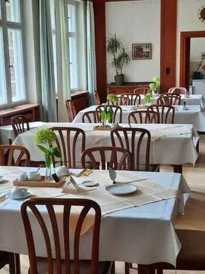 Ein Restaurant oder anderes Speiselokal in der Unterkunft Gäste- und Tagungshaus am Glockengarten