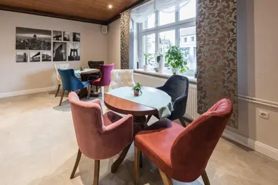 Ein Sitzbereich in der Unterkunft Novel Hotel