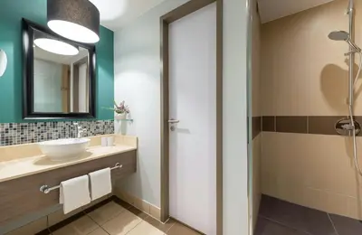 Ein Badezimmer in der Unterkunft Leonardo Royal Hotel Berlin Alexanderplatz