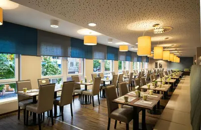 Ein Restaurant oder anderes Speiselokal in der Unterkunft Leonardo Hotel Berlin