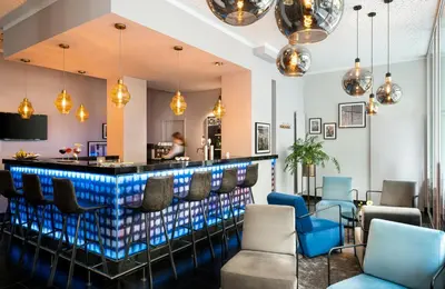 Ein Sitzbereich in der Unterkunft Leonardo Hotel Berlin