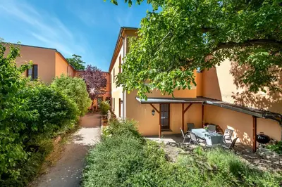 Das Gebäude in dem sich das Ferienhaus befindet