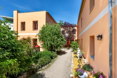 Das Gebäude in dem sich das Ferienhaus befindet
