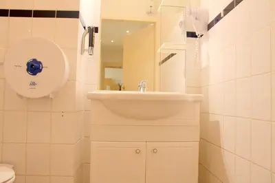 Ein Badezimmer in der Unterkunft Pension Central Hostel Berlin