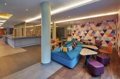 Ein Sitzbereich in der Unterkunft Hampton by Hilton Berlin City West