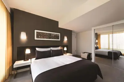 Ein Bett oder Betten in einem Zimmer der Unterkunft Adina Apartment Hotel Berlin Hackescher Markt