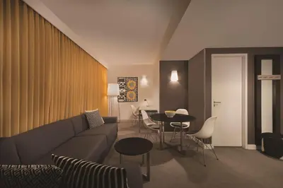Ein Sitzbereich in der Unterkunft Adina Apartment Hotel Berlin Hackescher Markt