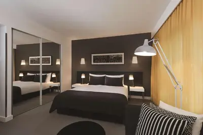 Ein Bett oder Betten in einem Zimmer der Unterkunft Adina Apartment Hotel Berlin Hackescher Markt