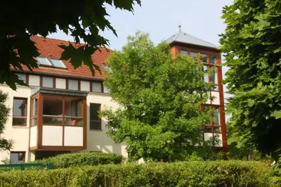 Ein Garten an der Unterkunft Wohnen auf Zeit am Golfplatz Motzen