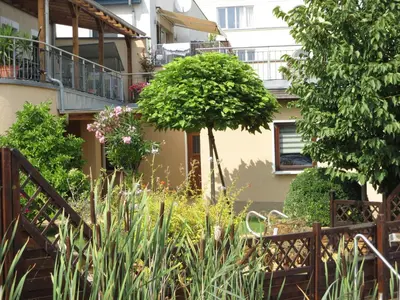 Ein Garten an der Unterkunft Ferienwohnung Rohrwallinsel Köpenick