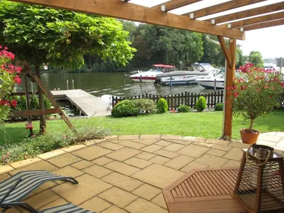 Ein Garten an der Unterkunft Ferienwohnung Rohrwallinsel Köpenick