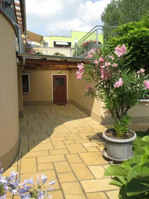 Ein Garten an der Unterkunft Ferienwohnung Rohrwallinsel Köpenick
