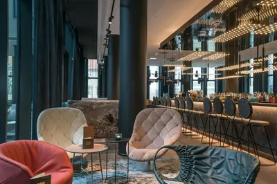 Ein Sitzbereich in der Unterkunft Motel One Berlin-Alexanderplatz