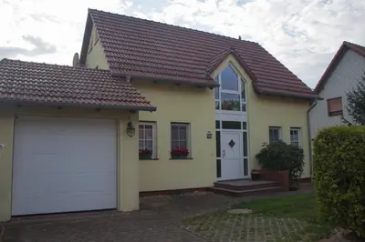 Das Gebäude in dem sich das Ferienhaus befindet