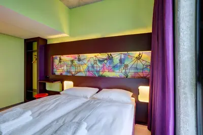 Ein Bett oder Betten in einem Zimmer der Unterkunft MEININGER Hotel Berlin East Side Gallery