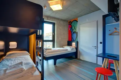 Ein Bett oder Betten in einem Zimmer der Unterkunft MEININGER Hotel Berlin East Side Gallery