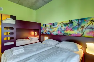 Ein Bett oder Betten in einem Zimmer der Unterkunft MEININGER Hotel Berlin East Side Gallery