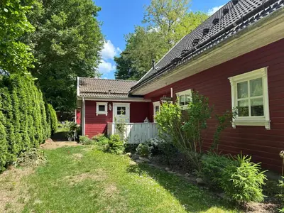 Ein Garten an der Unterkunft Toms Stuga Ferienwohnung